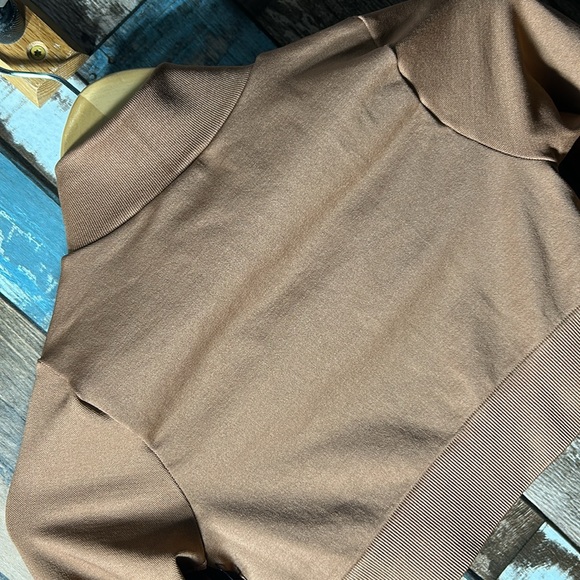 Anwnd Active small coco crop workout top with thumb holes - Picture 11 of 11